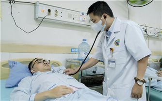 Thanh niên bất ngờ ngã khụy khi đang chờ khám ở bệnh viện