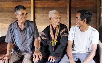 Người đảng viên già được gắn tên buôn làng Chăm Hroi