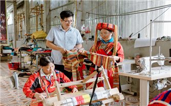 Sắc màu thổ cẩm Pà Thẻn trên đất Tân Trịnh