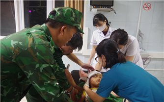 Bộ đội Biên phòng Lai Châu kịp thời cứu cháu bé dân tộc Dao bị ngã cầu, chấn thương nặng