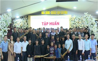 Tập huấn truyền dạy điệu múa khèn Mông trên Cao nguyên trắng