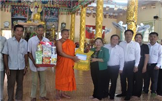 Lãnh đạo thành phố Cần Thơ thăm, tặng quà nhân dịp lễ Sene Dolta của đồng bào Khmer