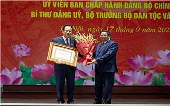 Thủ tướng Chính phủ Phạm Minh Chính: Huy hiệu 40 năm tuổi Đảng là phần thưởng cao quý ghi nhận công lao đóng góp to lớn của Bộ trưởng Đào Ngọc Dung