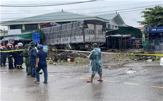 Quảng Trị: Xe tải mất lái lao vào chợ chuối, 6 người thương vong