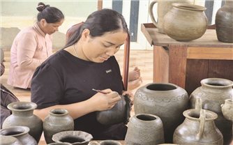 “Thổi hồn” vào gốm truyền thống