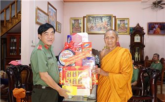 Giám đốc Công an tỉnh An Giang thăm, tặng quà các chùa nhân dịp Lễ Sene Dolta