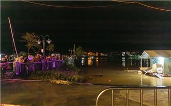 Tuyên Quang: Người dân hiếu kỳ kéo nhau ra xem nước lũ dâng cao