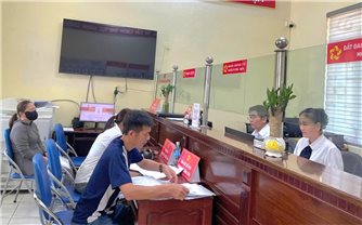 Cán bộ xã vượt cả trăm cây số mỗi ngày thực hiện nhiệm vụ