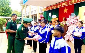Trao gần 1,6 tỷ đồng Nâng bước em đến trường cho học sinh biên giới Gia Lai