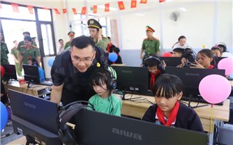 Thêm một “Phòng tin học cho em” được đưa vào điểm trường vùng cao Bình Liêu