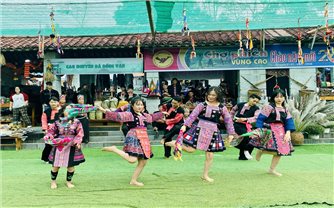 Rộn ràng sắc màu chợ phiên vùng cao giữa lòng Thủ đô