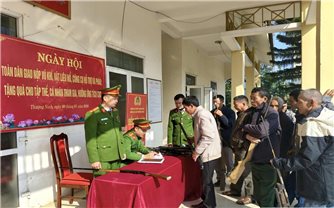 Thanh Hóa: Người dân tự giác giao nộp vũ khí, pháo nổ trước Tết