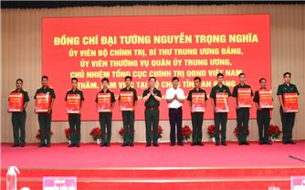 Đại tướng Nguyễn Trọng Nghĩa thăm, tặng quà tại An Giang