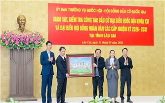 Phó Chủ tịch Quốc hội Lê Minh Hoan kiểm tra công tác chuẩn bị bầu cử tại Lào Cai
