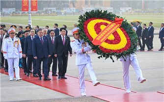Lãnh đạo Đảng, Nhà nước và đại biểu dự Đại hội XIV vào Lăng viếng Chủ tịch Hồ Chí Minh