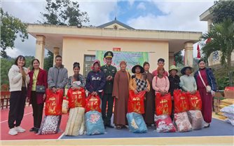 “Xuân Biên phòng, ấm lòng dân bản” hướng về đồng bào Pa Cô