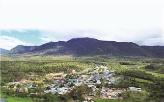 Ngôi làng cổ dưới chân núi Chư Mom Ray