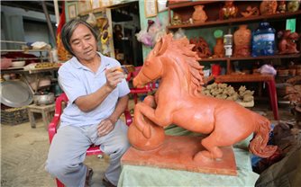 Về làng gốm 500 tuổi xem nghệ nhân trổ tài chế tác linh vật Tết Bính Ngọ