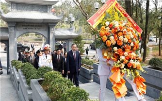 Tổng Bí thư Tô Lâm dâng hương tưởng niệm các nhà lãnh đạo tiền bối, anh hùng, liệt sĩ tại Nghệ An, Hà Tĩnh