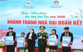 Trao Nhà Đại đoàn kết cho bà con dân tộc Chứt tại xã biên giới Hương Xuân