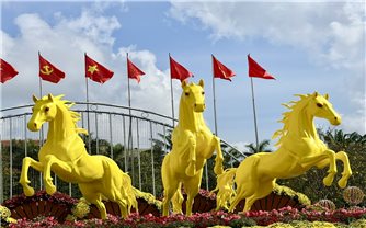 Bộ ba ngựa vàng “Tam mã phi thiên” ở Đà Nẵng tượng trưng cho ba miền Bắc, Trung, Nam vươn mình trong kỷ nguyên mới