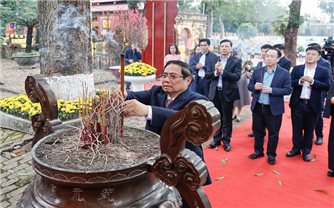Thủ tướng Phạm Minh Chính dâng hương tại Hoàng thành Thăng Long