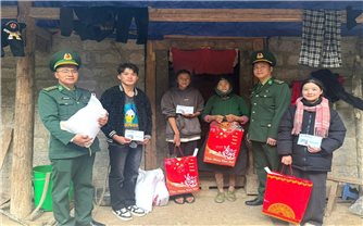 Xúc động hình ảnh cán bộ chiến sĩ Biên phòng Lũng Cú chăm lo Tết cho các con nuôi và đồng bào nghèo