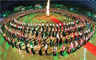 Vun bồi thế trận lòng dân, kiến tạo phát triển bao trùm