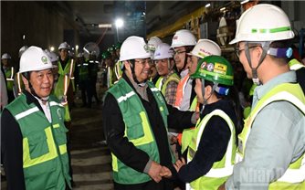 Thủ tướng Phạm Minh Chính kiểm tra Dự án tuyến đường sắt đô thị thí điểm đoạn Nhổn - Ga Hà Nội