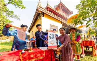 Du khách thích thú khi được tặng chữ tại Lễ hạ nêu Đại nội Huế