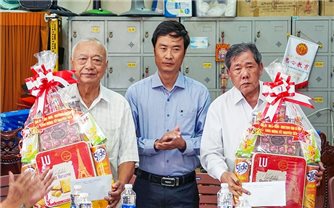 Lãnh đạo Sở Dân tộc và Tôn giáo Cà Mau thăm, chúc Tết Nguyên tiêu đồng bào dân tộc Hoa