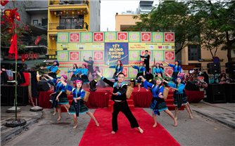 Tết Mông xuống phố