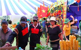 Lung linh sắc màu ở phiên chợ vùng cao Khánh Hòa