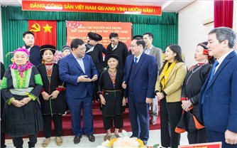 Thứ trưởng Bộ Dân tộc và Tôn giáo Nguyễn Hải Trung chúc Tết hộ nghèo, Người uy tín xã Yên Phú