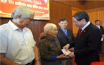 Phó Chủ tịch Quốc hội Nguyễn Đức Hải trao nhiều phần quà Tết đến các gia đình chính sách, hộ khó khăn ở Đà Nẵng