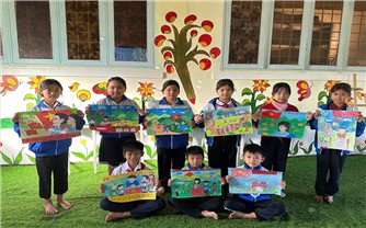 Hàng trăm học sinh dân tộc Xơ Đăng vẽ tranh cổ động bầu cử