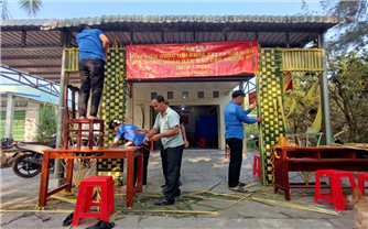 Mộc mạc cổng chào kết bằng lá dừa đón ngày bầu cử tại An Giang