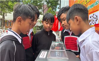 Mang Bảo vật quốc gia Sưu tập mũi khoan đá Thác Hai đến gần cộng đồng