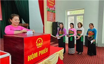 Rộn ràng ngày hội bầu cử nơi vùng biên xứ Thanh