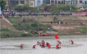 Hàng nghìn người reo hò cổ vũ hội đua bè mảng trên sông Kỳ Cùng