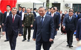 Các đồng chí lãnh đạo Đảng, Nhà nước thực hiện quyền cử tri