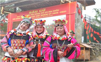 Cử tri Lũng Cú vượt núi đá đi bỏ phiếu