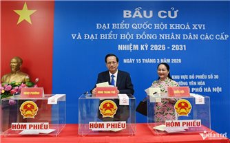 Bộ trưởng Đào Ngọc Dung bỏ phiếu tại phường Yên Hòa, Hà Nội