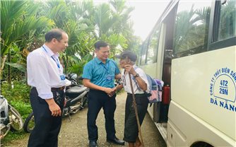 Xã miền núi thuê xe buýt đưa đón cử tri đi bỏ phiếu