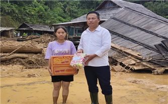 Người “bám ruộng” cùng đồng bào DTTS