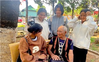 Người hát sử thi trên cao nguyên Ia Phí