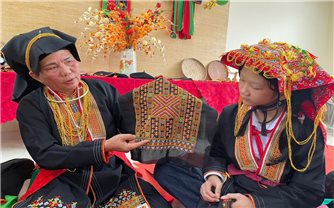 “Giữ lửa” nghề thêu của người Dao Thanh Phán