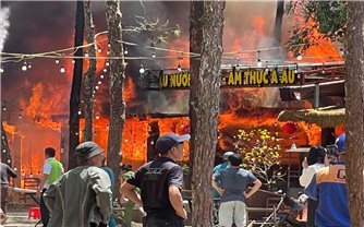 Lửa thiêu rụi một số gian hàng tại Khu phố đêm Măng Đen