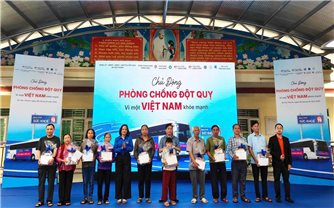 Khám bệnh, tư vấn và cấp phát thuốc miễn phí cho người dân