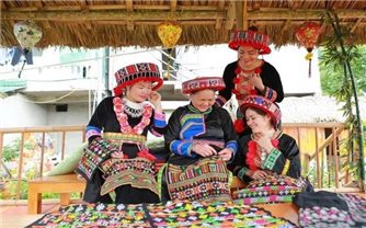 Phụ nữ DTTS biến du lịch thành 